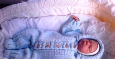 Openwork crochet set for a newborn - baby vest, cap, booties