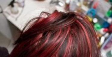 Hervorhebung auf dunklem Haar: die besten Optionen, Foto Rote Hervorhebung auf schwarzem Haar